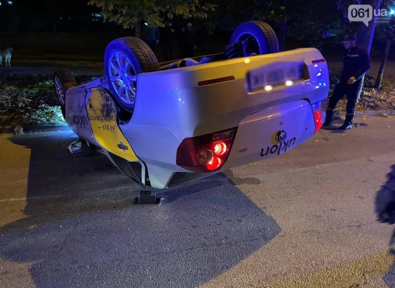 В Запорожье в результате ДТП перевернулось авто Uklon – водитель был пьян