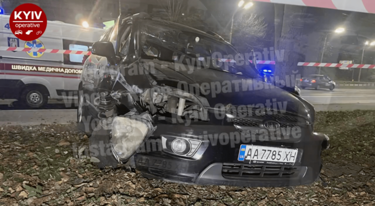 У Києві Uber з пасажиром врізалося в дерево, є загиблий