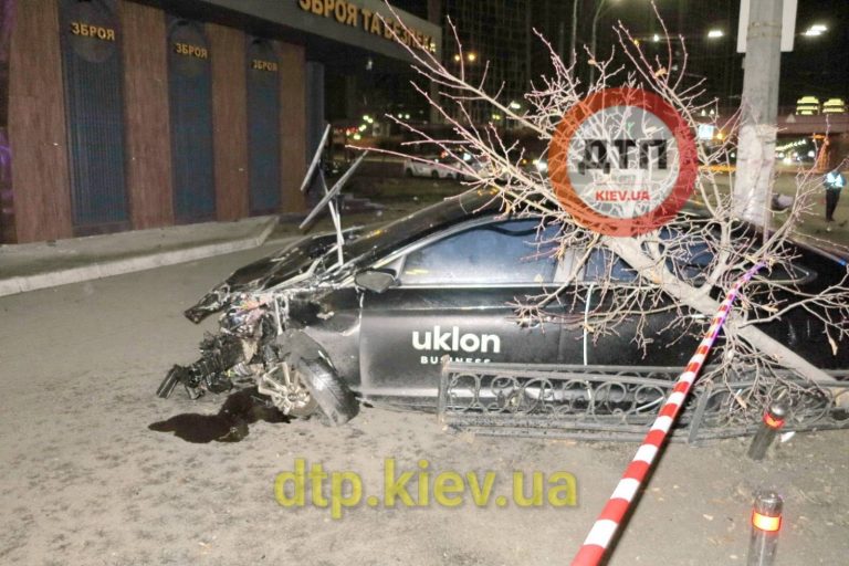Нетверезий водій Uklon спричинив ДТП і загубив двигун на дорозі