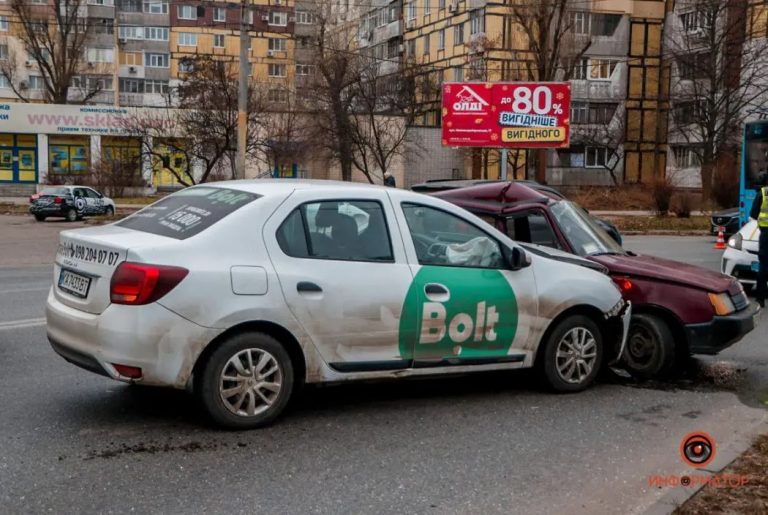 У Дніпрі зіткнулися «Bolt» та «Славута»: є постраждалі