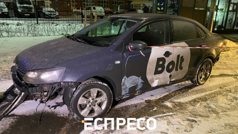 У Києві Bolt в’їхало у автобусну зупинку. Свідки кажуть про наркотики