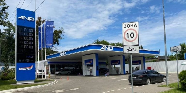 В Україну ввозять все більше палива, але на АЗС його дедалі складніше купити. У чому казус?