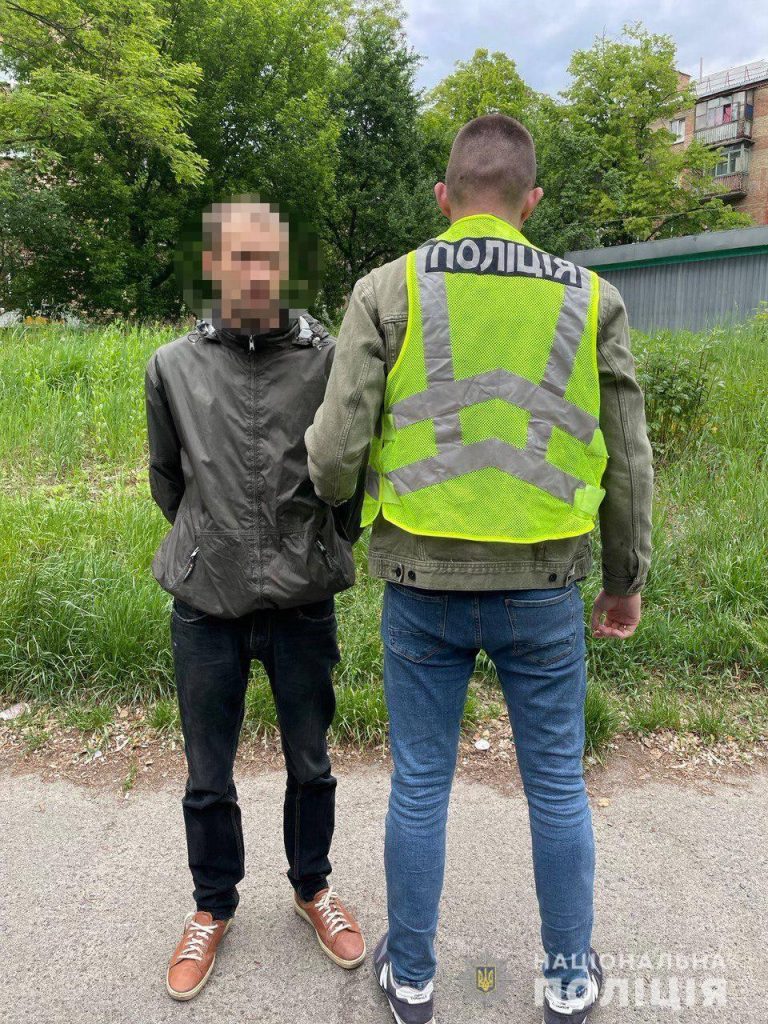 У Шевченківському районі столиці оперативники затримали киянина за пограбування таксиста