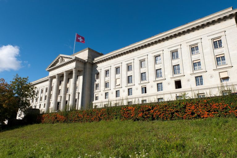 Суд в Женеві визнав Uber роботодавцем, компанія зупиняє роботу.