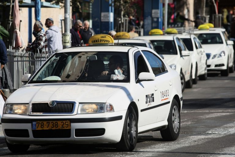 Uber буде працюватилише з використанням ліцензованих таксі в Ізраїлі.