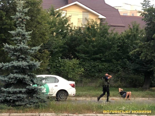 У Луцьку затримали п’яного водія Bolt: він вийшов з машини і впав.