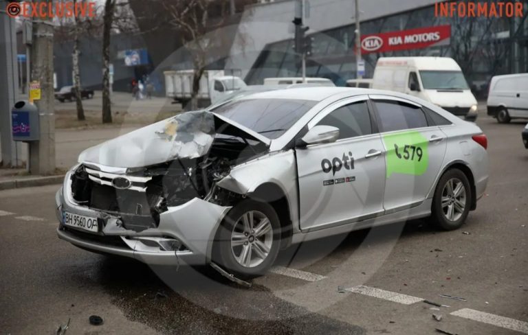 У Дніпрі ДТП Hyundai таксі Opti та Volkswagen