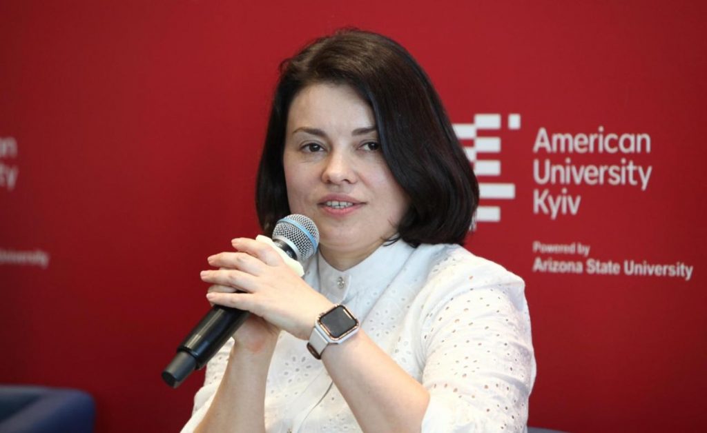 Заступниця голови Державної податкової служби України Леся Карнаух під час інтерв'ю виданню РБК-Україна щодо оподаткування водіїв таксі (Uklon, Bolt), декларування доходів та боргів бізнесу.