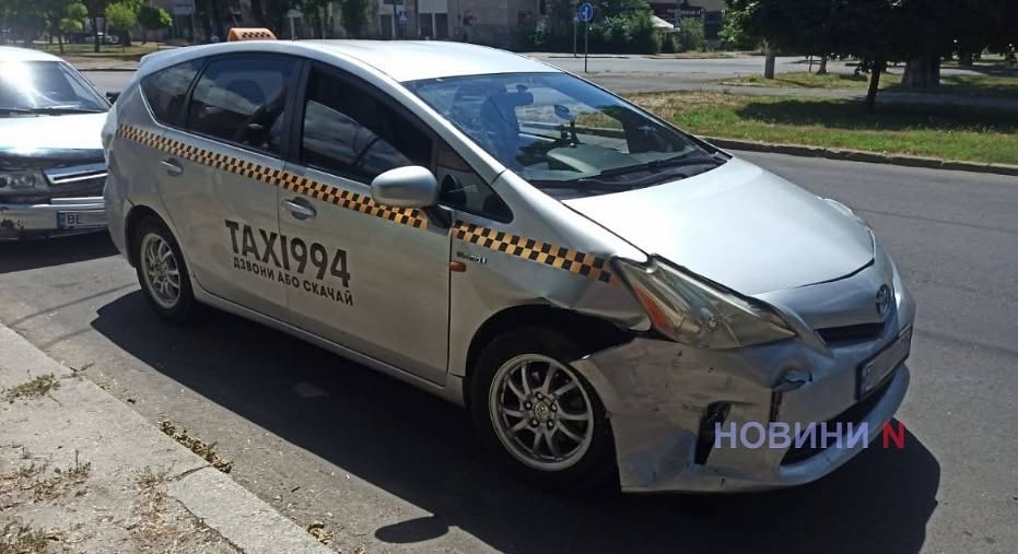 Наслідки ДТП у Миколаєві за участю таксі Toyota Prius та автомобіля Лада