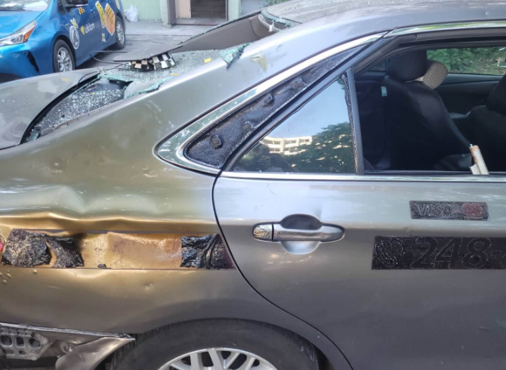 Авто «Еліт Таксі» з вибитим заднім склом після обстрілу Києва 1.08.2026