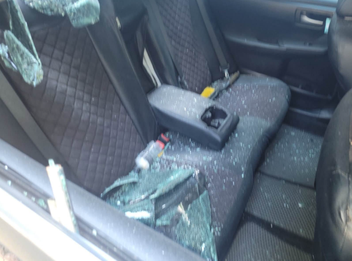 Авто «Еліт Таксі» з вибитим заднім склом після обстрілу Києва 1.08.2026